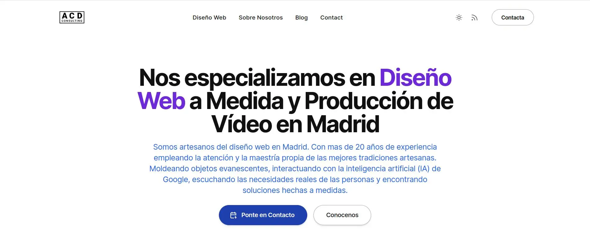 Página web de ACD Consulting una de las agencias de diseño web con más experiencia del sector. Podemos ver su logo y el texto de cabecera de su web "Nos especializamos en Diseño Web a Medida y Producción de Vídeo en Madrid
"