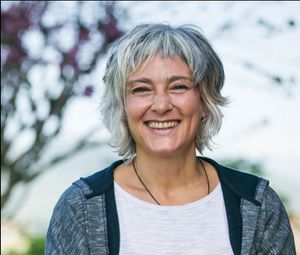 Heike Freire: mujer de pelo blanco sonriente